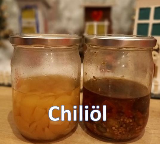 Einmachgläser mit Chili-Öl