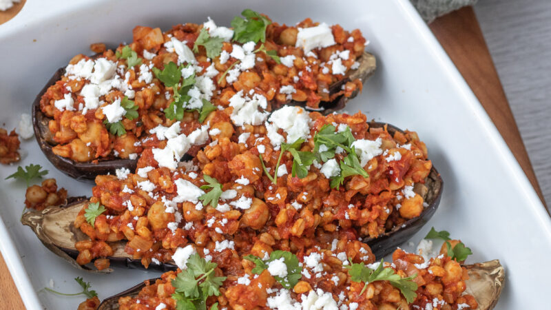 Gefüllte Aubergine mit Feta in Auflaufform